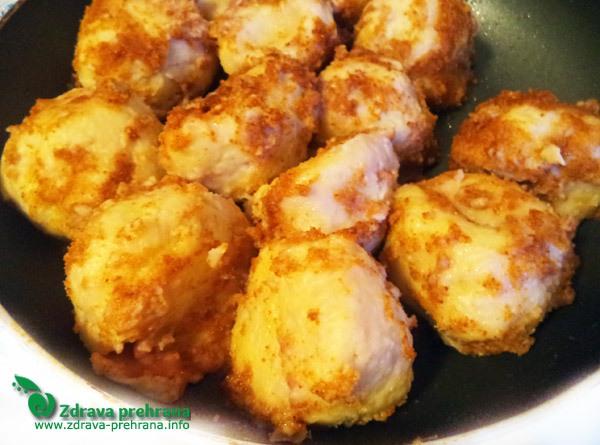 Jagodni cmoki, prepraženi na kakavovem maslu in krušnih drobtinicah.