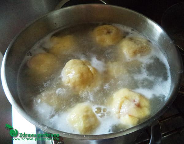 Jagodni cmoki sekuhajo v vreli osoljeni vodi