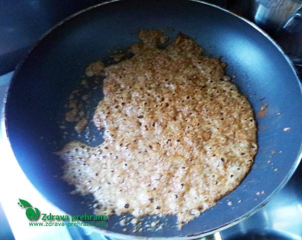 Krušne drobtinice, prepražene na kakavovem maslu