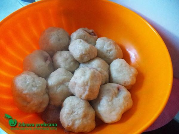 Skuhani jagodni cmoki - dodati jim je potrebno le še prepražene drobtinice na kakavovem maslu.